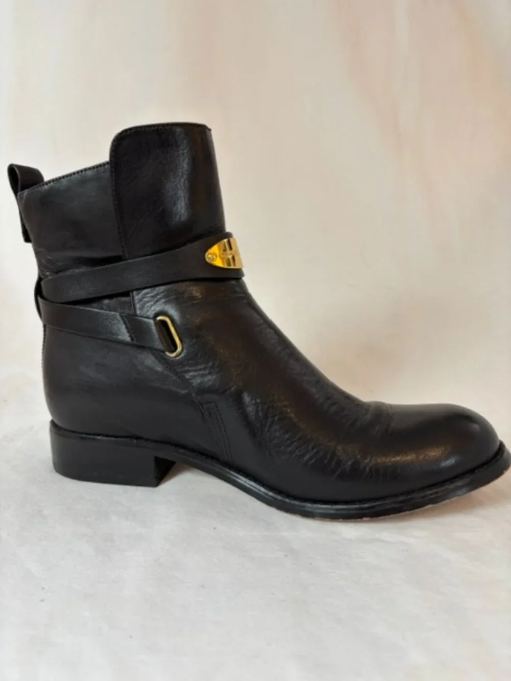 MICHAEL Michael Kors Arley Black Leather Ankle Boot w/Gold Logo Plate Size 7M